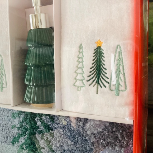 Merry Moments Holiday Bathroom Set 4pc Rug Towels Lotion Dispenser Christmas Dec - Picture 3 of 14